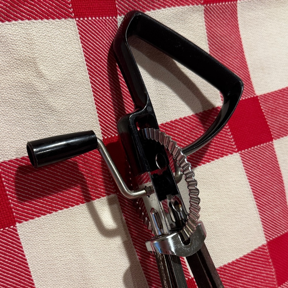 Vintage ECKO (per embossing documented) Metal Egg Beater with a Black Handle. - Picture 11 of 16